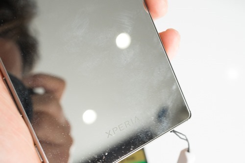 Xperia Z5 Premiumがやってきたよっ 背面に Deff製0 15mm極薄ガラスフィルム貼ってみた 店長のつぶやき日記ハイパぁ 2