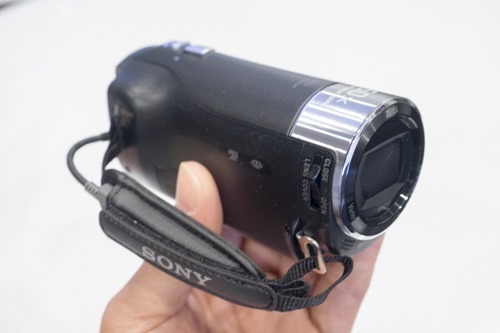 コスパがすごいっていうか、超手軽っていうか、この価格帯でもソニーが作ると、侮れないビデオカメラになるぞ！「HDR-CX470」実機外観レビュー