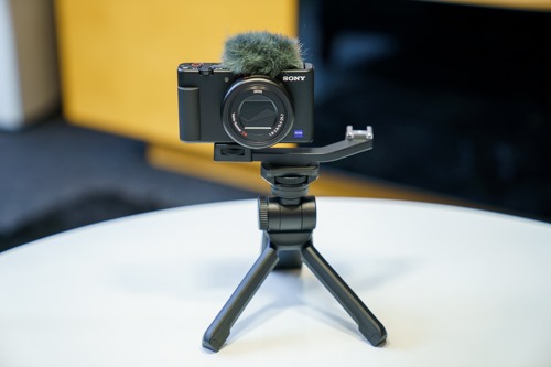 ＜部品＞VLOGCAM「ZV-1/ZV-1G」にも最適！サイバーショット「DSC-RX100M7G」付属「ブラケット」が、超便利！ - 店長の