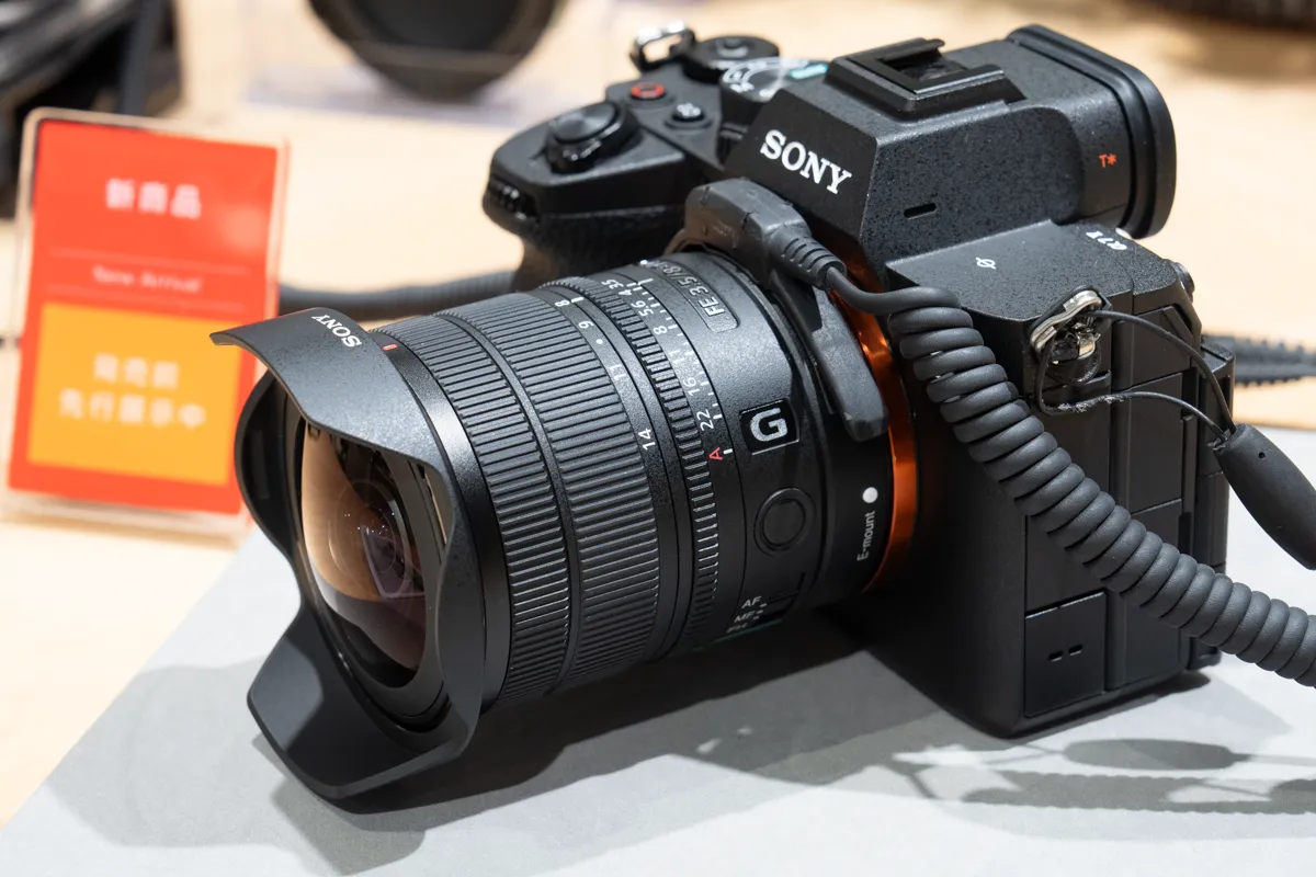 焦点距離8mm-14mmのフィッシュアイズームレンズ