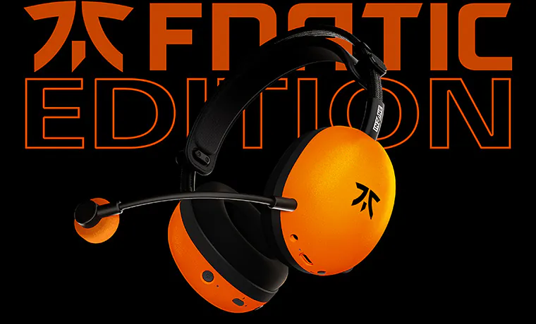 Fnaticロゴがあしらわれたオレンジのハウジングとオレンジのブームマイク