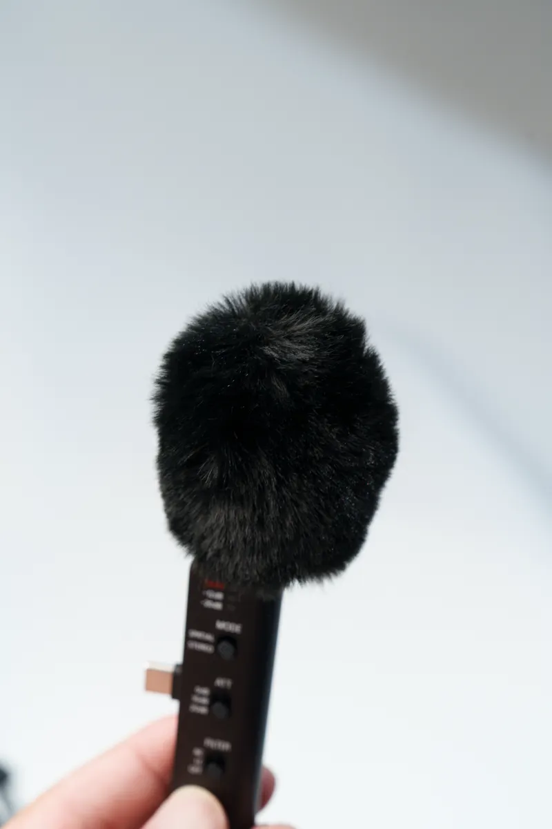 付属のファータイプウインドスクリーンを装着したECM-AX10