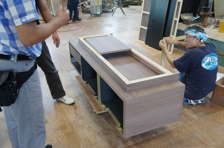 工場建物入ってすぐに、いい味出してる職人さんが、カンナやらノミやら入った道具箱を脇に置いて、
RISHRAQを製作中!かなりの腕利きベテランらしい。