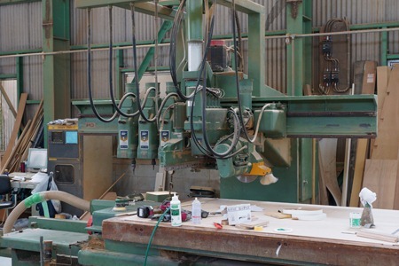 木工用の機械を使い、すべて手作業で職人がひとつひとつ丁寧に作成していきます。